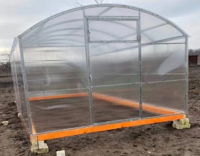 Solidna szklarnia NOWA z poliwęglanu – idealna ochrona roślin