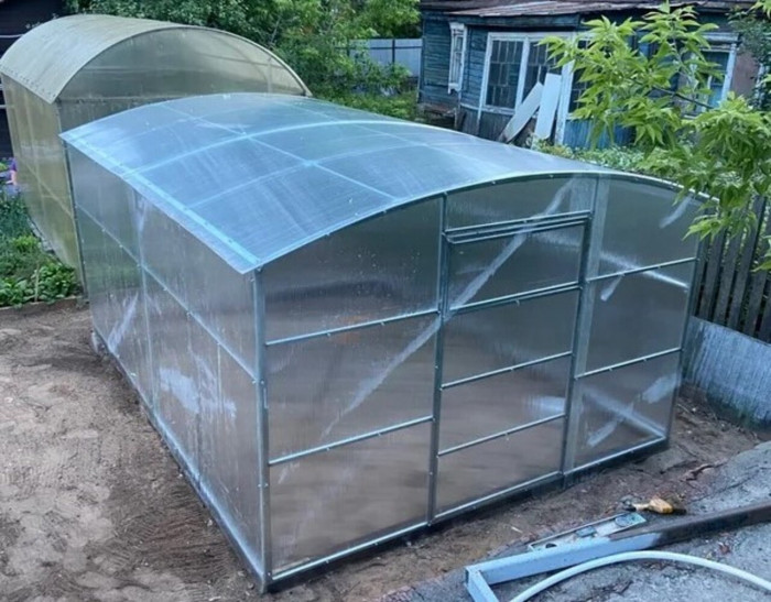 Solidna szklarnia NOWA z poliwęglanu – idealna ochrona roślin