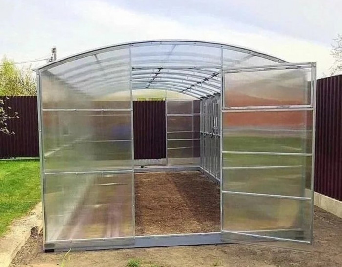 Solidna szklarnia NOWA z poliwęglanu – idealna ochrona roślin