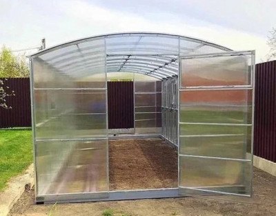 Solidna szklarnia NOWA z poliwęglanu – idealna ochrona roślin