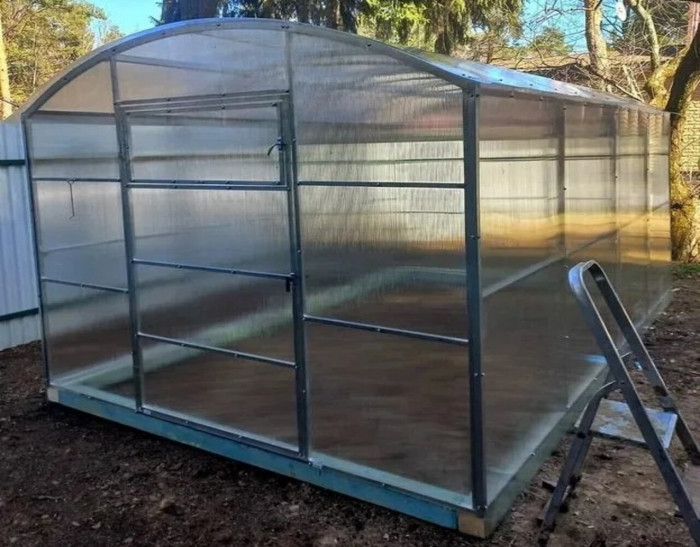 Solidna szklarnia NOWA z poliwęglanu – idealna ochrona roślin